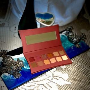 Highly pigmented luxury eyeshadow in neutrals/pinks